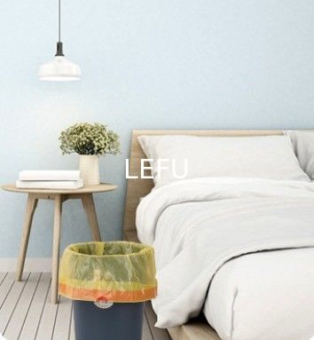 Thùng rác trong nhà có thùng rác bằng nhựa và chắc chắn